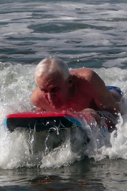 Surfing in Mexico at 90 after hip replacement